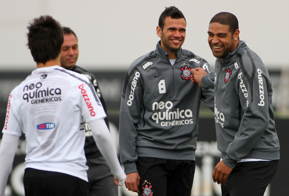 Adriano e Leandro Castn durante treino do Corinthians realizado no Centro de treinamento Joaquim Grava