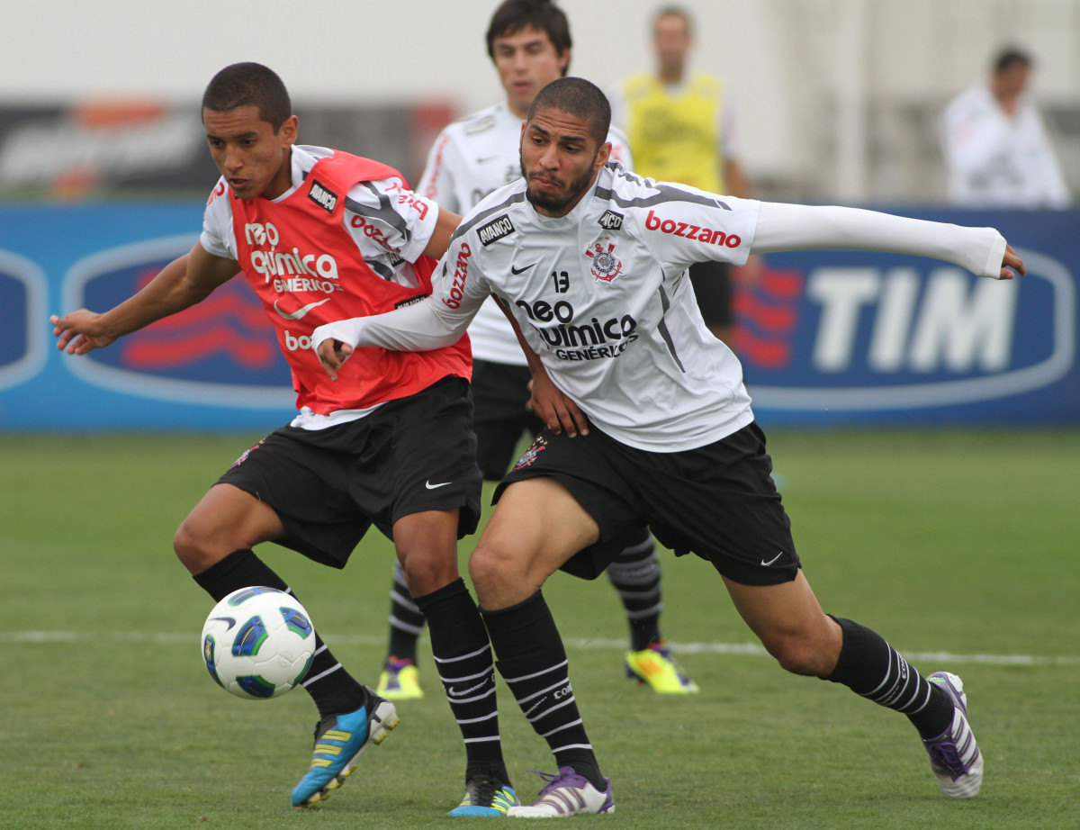 Wallace durante treino do Corinthians realizado no Centro de treinamento Joaquim Grava