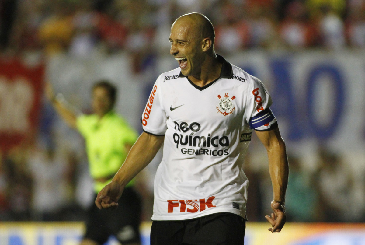 Alessandro do Corinthians comemora ap�s marca gol contra a equipe do Esportiva de Guaratinguet� durante partida v�lida pelo Campeonato Paulista realizado no est�dio Professor Dario Rodrigues Leite. Guaratinguet�/SP, Brasil