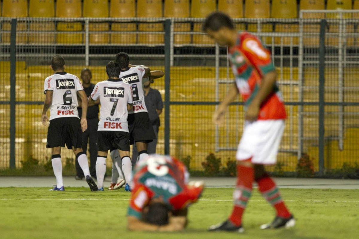 Luis Ramirez comemora o segundo gol do Corinthians durante a partida entre Portuguesa x Corinthians, realizada esta noite no est�dio do Pacaembu, v�lida pela 9� rodada do Campeonato Paulista de 2012