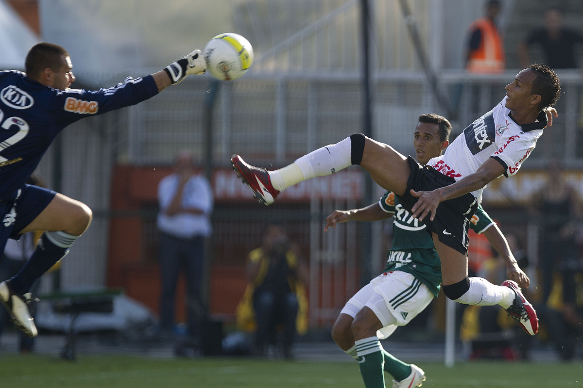 Deola divide a bola com Liedson durante a partida entre Corinthians x Palmeiras, realizada esta tarde no est�dio do Pacaembu, pela 15� rodada do Campeonato Paulista de 2012