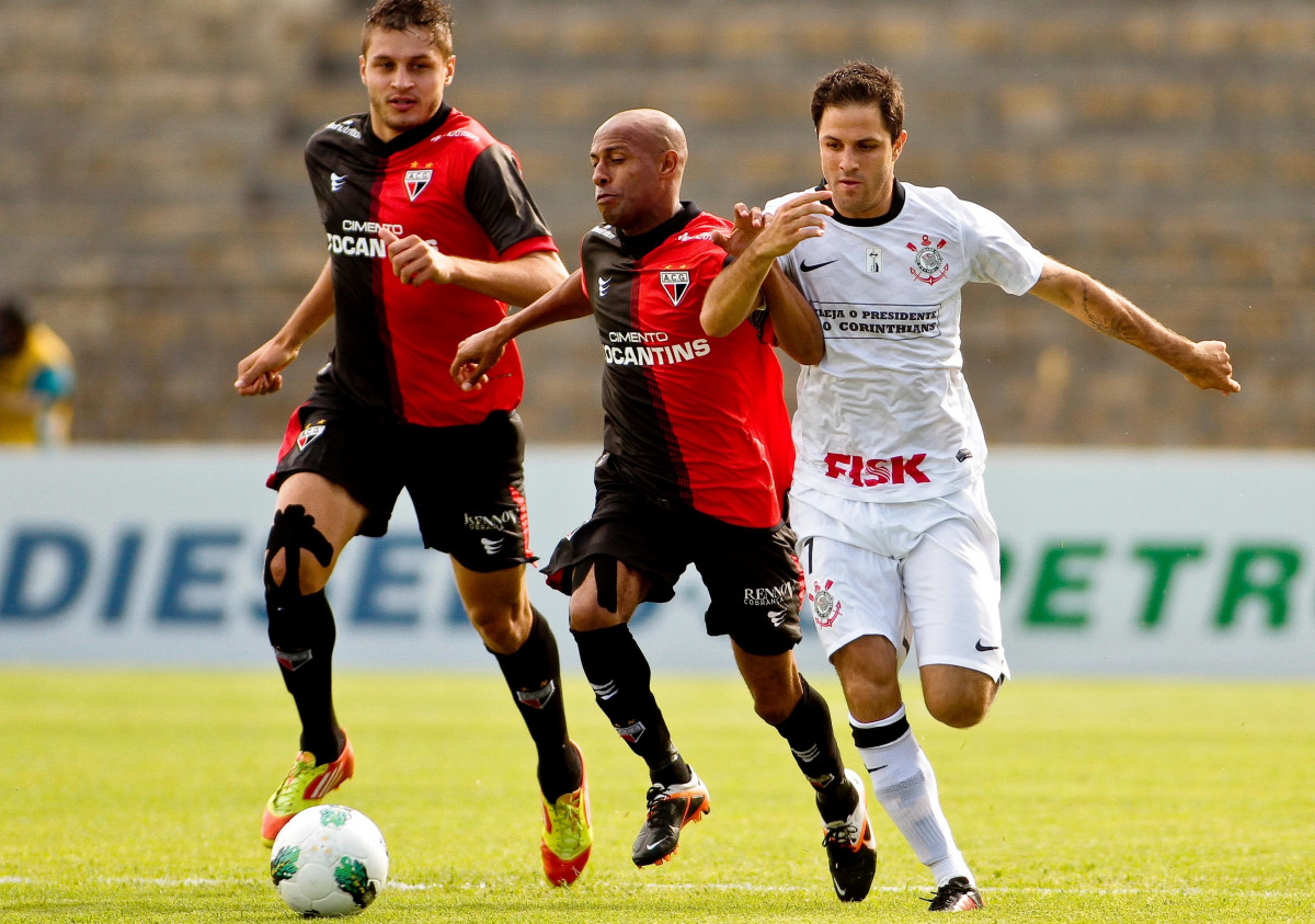 Martinez do Corinthians disputa a bola com o jogador Joilson do Atl�tico GO durante partida v�lida pelo Campeonato Brasileiro realizado no Serej�o