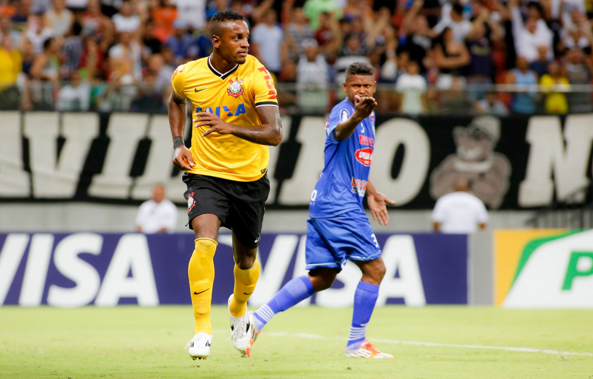 Cleber do Corinthians comemora ap�s marca gol contra a equipe do Nacional. Arena Amazonas. 30/04/2014(
