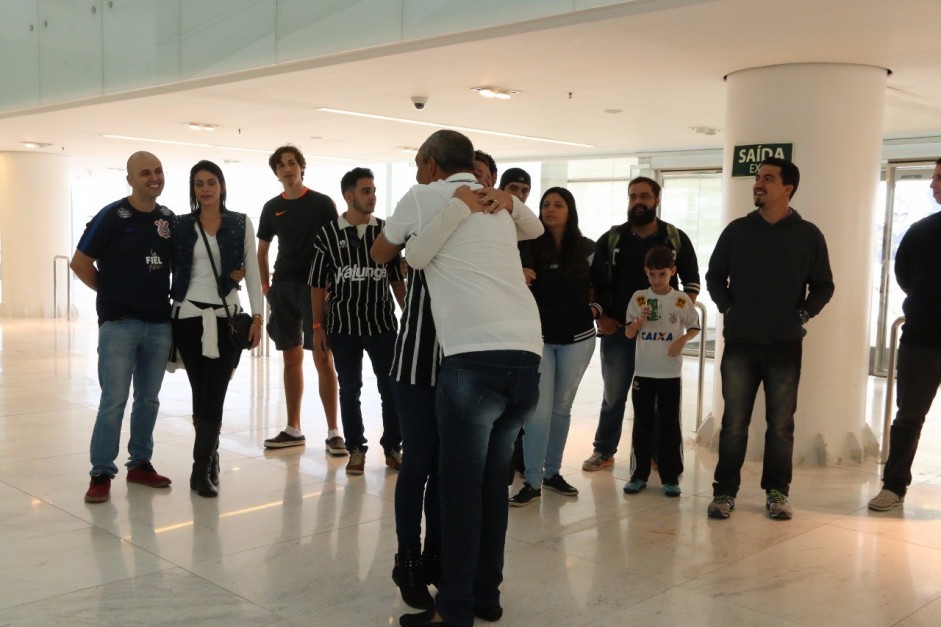 F� se emociona com encontro com P� de Anjo