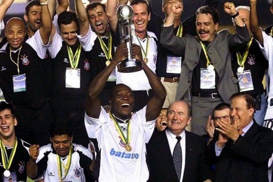 Com 30 mil corinthianos no Maracanã, o Timão foi conquistou o seu primeiro Mundial da Fifa em 2000