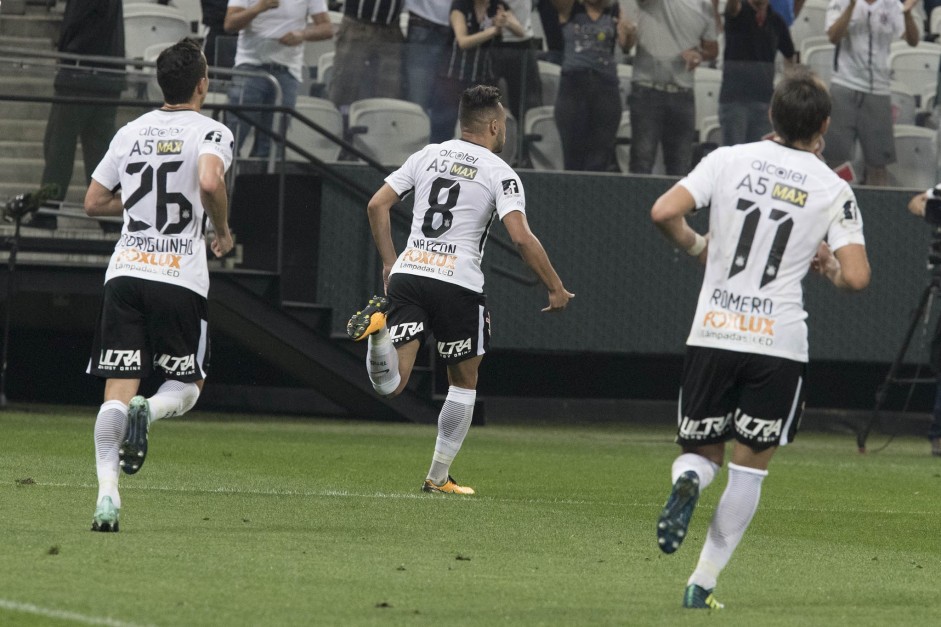 Jogadores comemorando o gol de Maycon, contra o Racing
