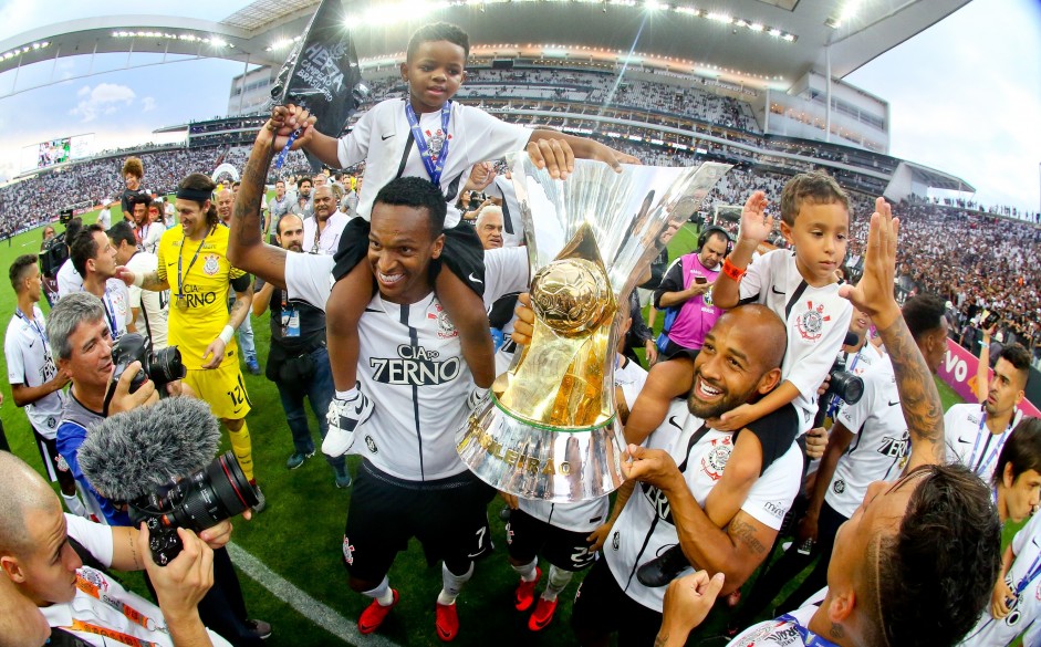 Jô conquistou os títulos do Paulistão e do Brasileirão pelo Corinthians em 2017