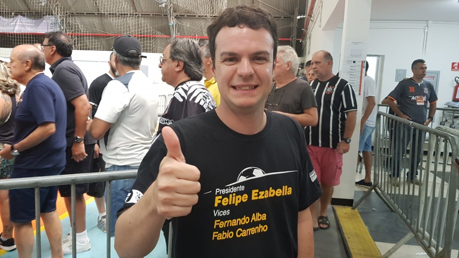 Felipe Ezabella durante a eleição no Parque São Jorge