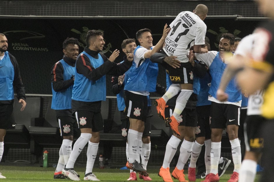 Emerson Sheik comemorou muito o gol contra o Mirassol; Foi o primeiro de sua volta ao Corinthians