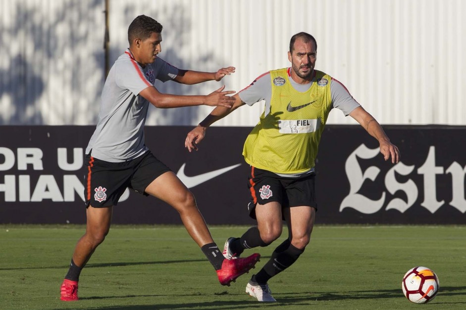 Matheus Matias em combate com o mito Danilo durante treinamento de hoje no CT