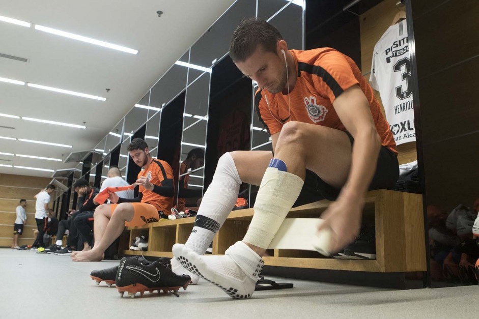 Zagueiro Henrique se prepara para duelo contra Santos na Arena