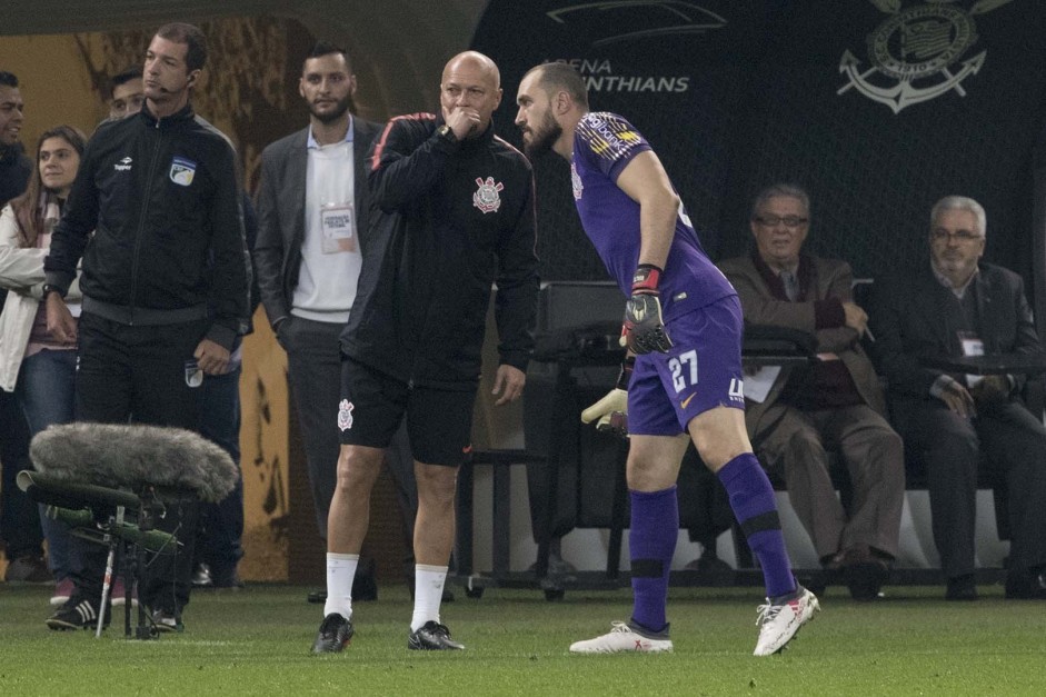 Mauri Lima conversa com Walter durante a partida contra o Vit�ria, na Arena Corinthians