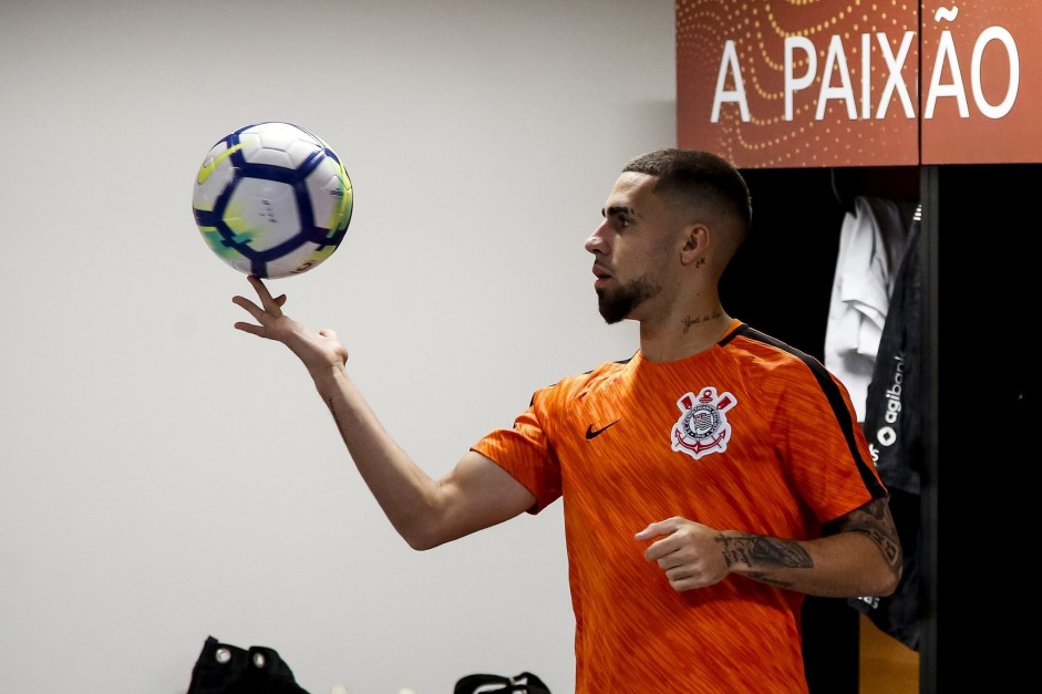Gabriel durante preparao no vestirio da Arena Fonte Nova