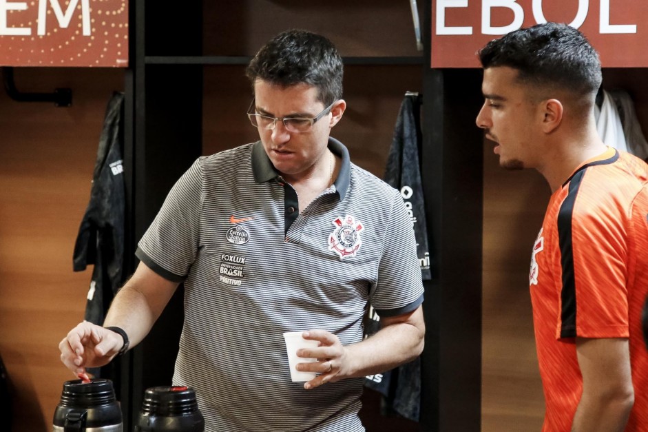 Loss conversa com jogadores no vestirio da Arena Fonte Nova