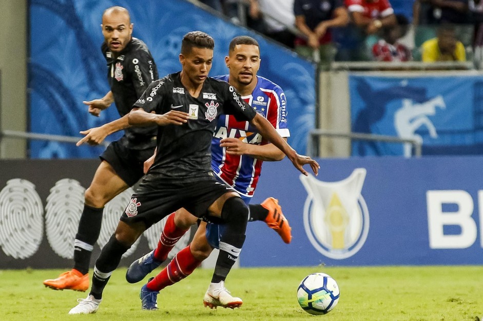 Roger e Pedrinho durante confronto contra o Bahia, na Arena Fonte Nova