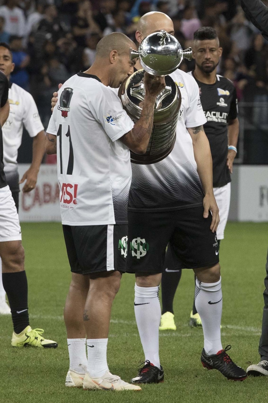 Sheik levanta a ta�a da libertadores de 2012