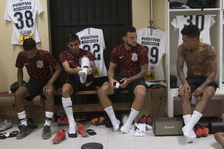 Pedrinho, Mosquito, Andr� Lu�s e J�nior Urso antes do jogo contra o S�o Bento