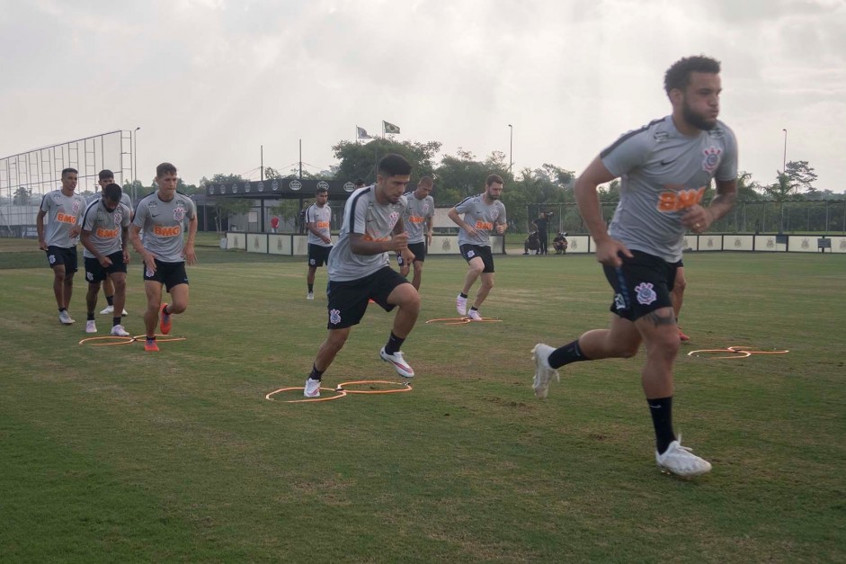 Andr Lus e companheiros treinam nesta segunda-feira no CT