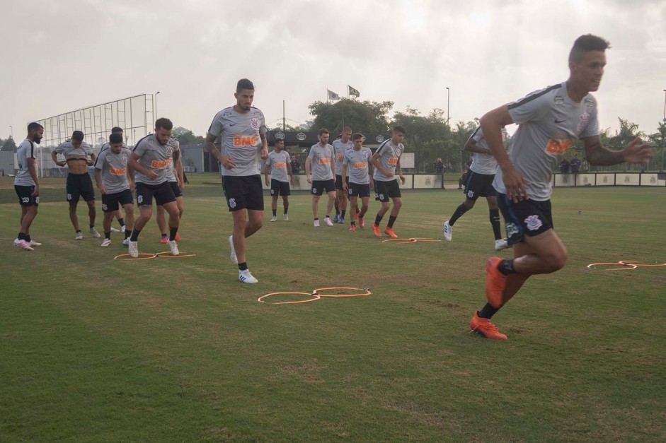 Jogadores do Corinthians treinam nesta segunda-feira