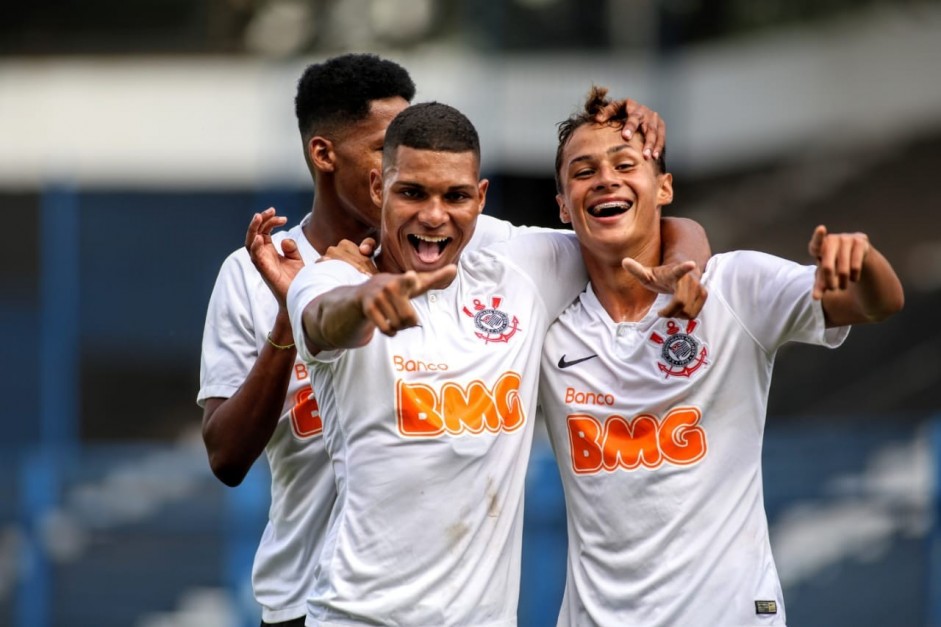 Adriana marca décimo gol pelo Corinthians no ano e encosta em