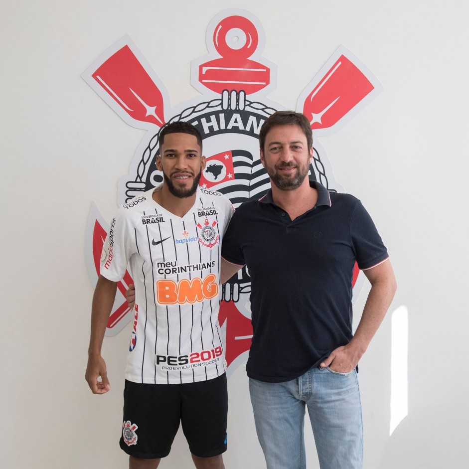 Everaldo, ex-Fluminense, foi a mais recente contratação do Corinthians de Duílio (à dir.)