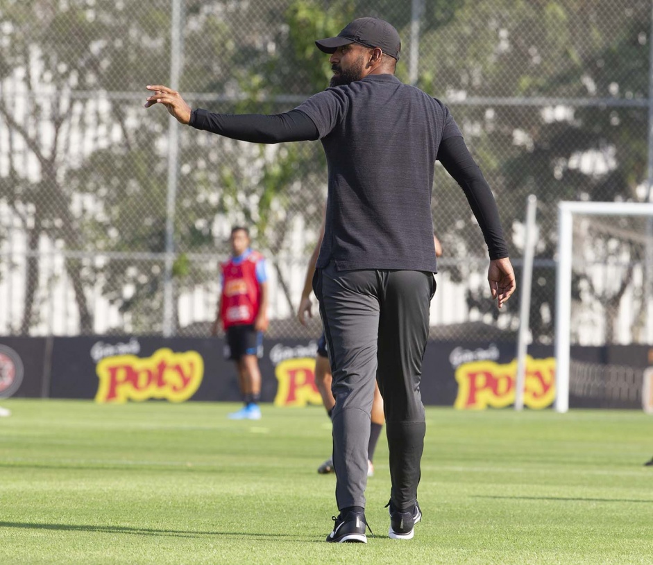 Coelho comandou o primeiro treino sem a presena de Fbio Carille