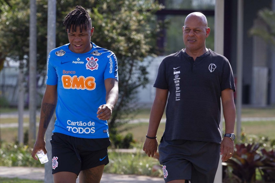 Matheus Jesus e Mauro Silva durante primeiro treino comandado por Dyego Coelho, no CT Joaquim Grava