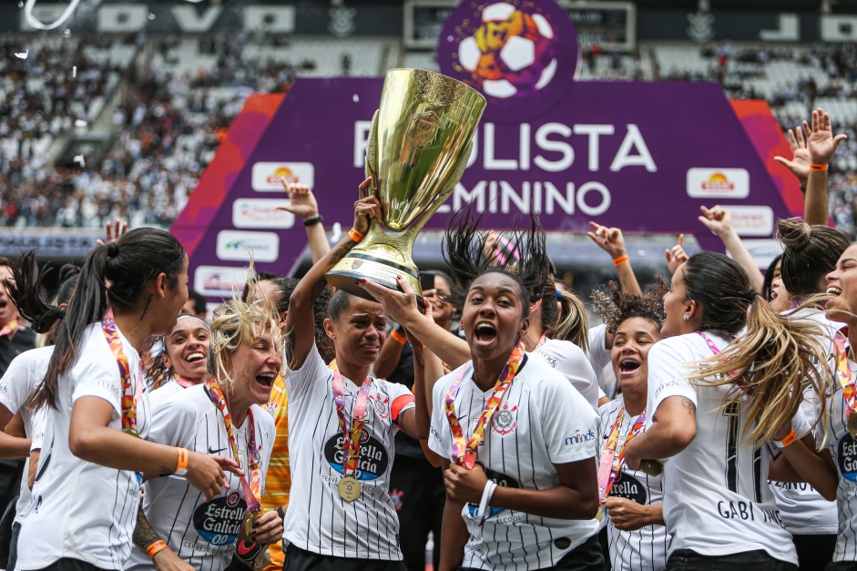 Corinthians Feminino levanta taça de Campeão Paulista Feminino 2019