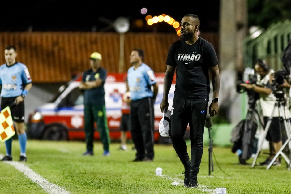 Coelho reconhece dificuldades do Corinthians na copinha e explica o elogio ''monstro'' para armador