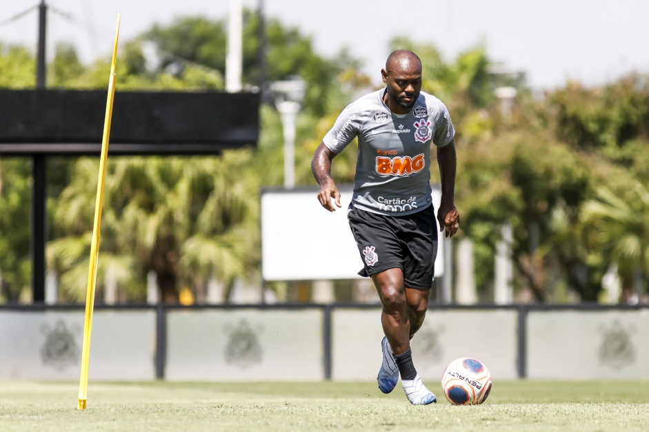 Vagner Love participa de treinamento no CT