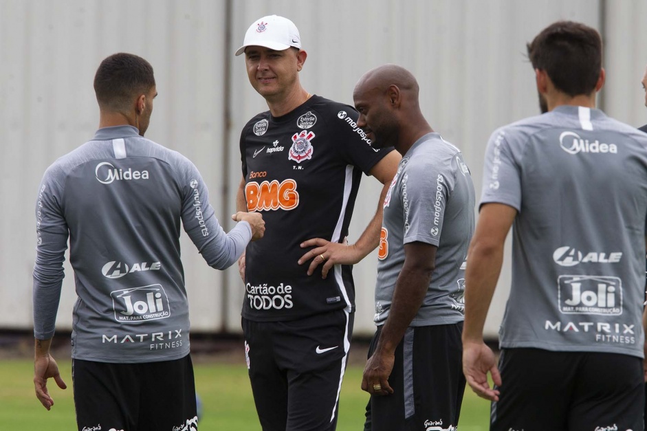 Tiago Nunes conversa com Gabriel e Vagner Love