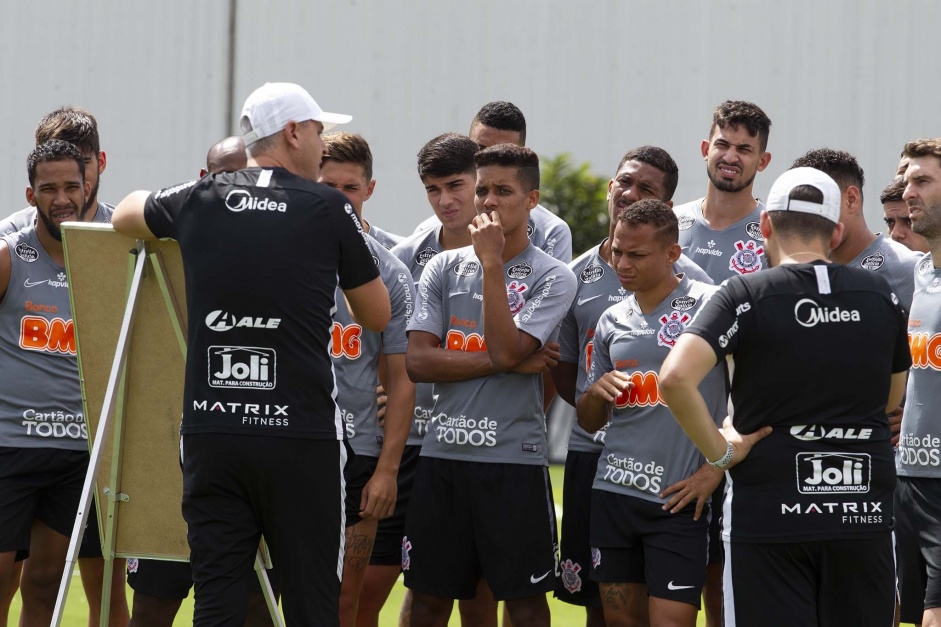 Corinthians quita uma das três parcelas de salário atrasado de jogadores