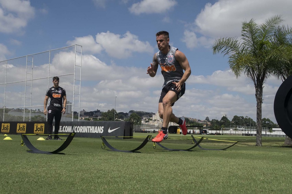 Em transição, Ramiro volta a treinar separado no CT