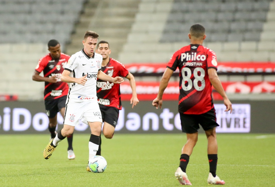 Lucas Piton no duelo contra o Athletico-PR, pelo Campeonato Brasileiro