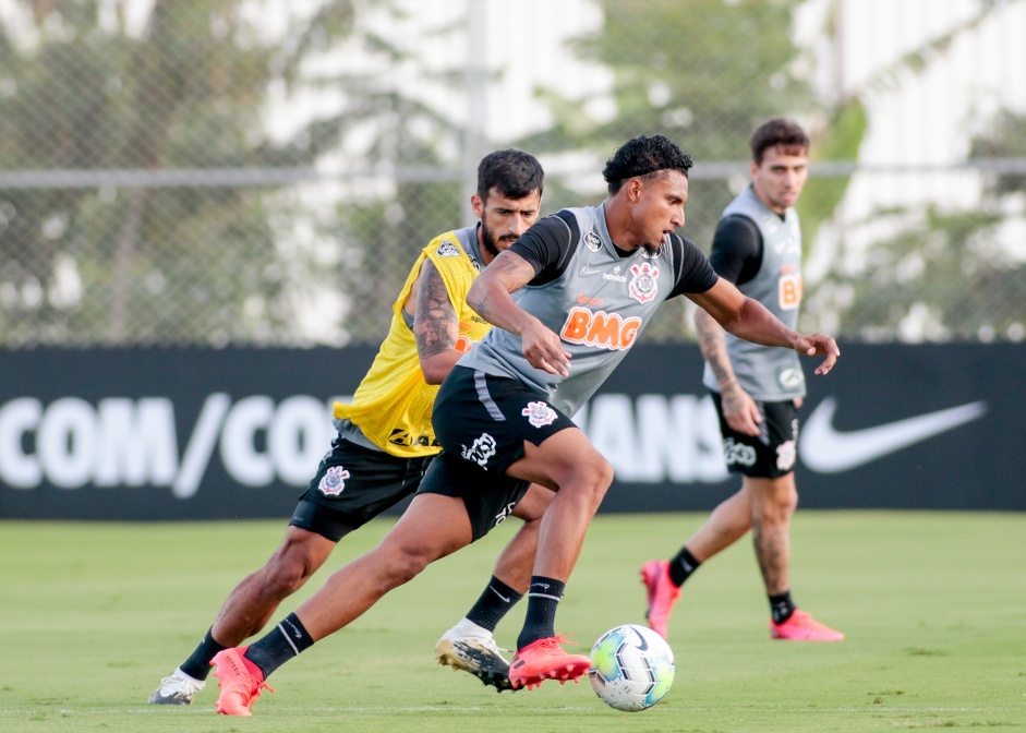 �derson e Camacho no primeiro treino do Corinthians ap�s empate contra o Gr�mio