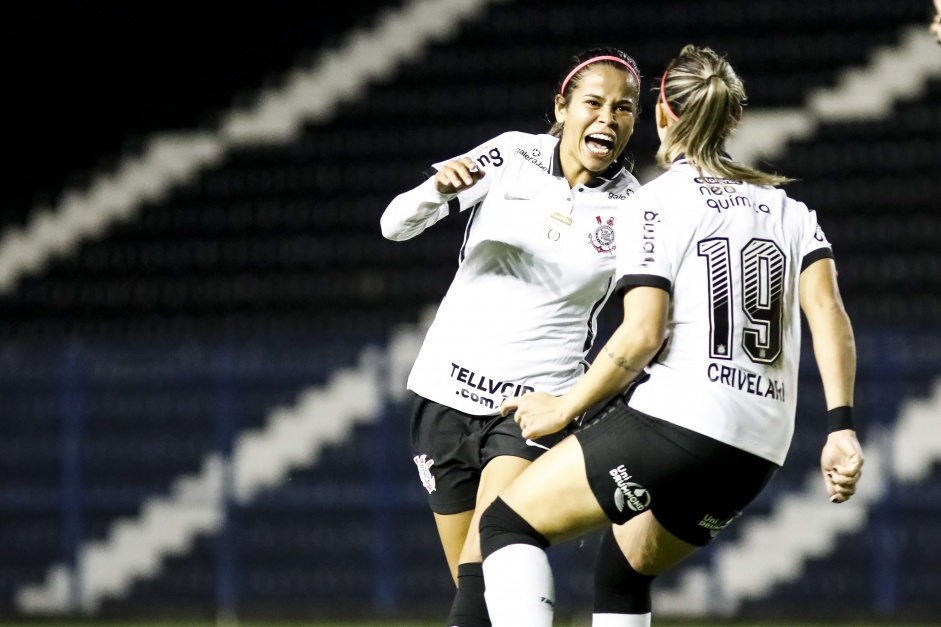 Vic Albuquerque e Crivelari comemorando gol da meia do Corinthians contra o Real Bras�lia