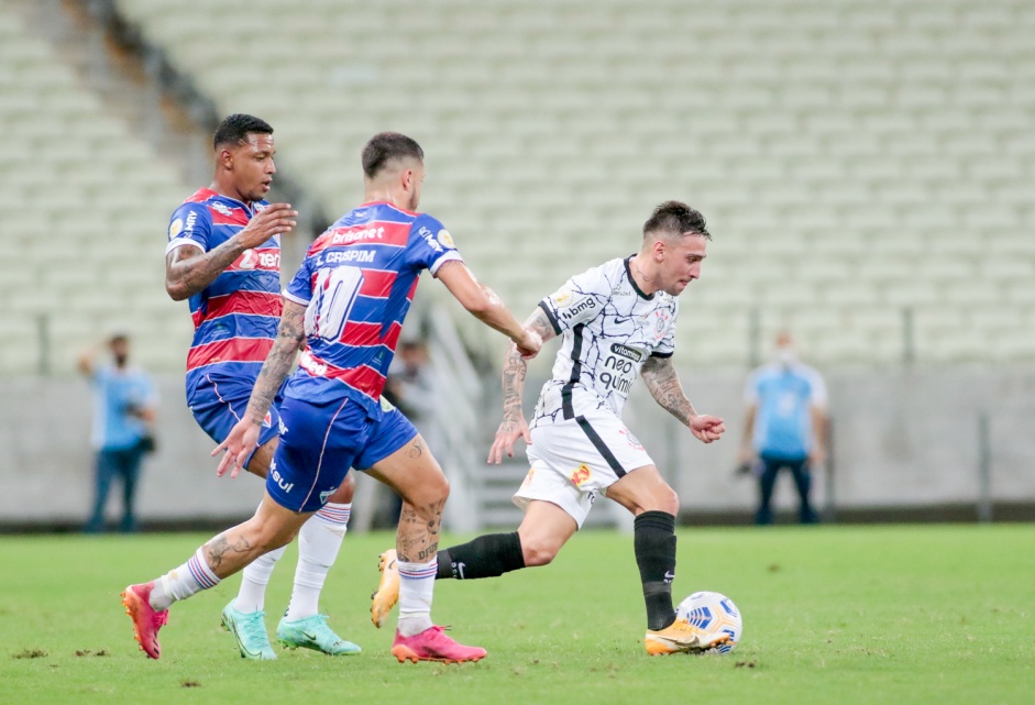 Mosquito durante jogo entre Corinthians e Fortaleza, no Castel�o, pelo Campeonato Brasileiro