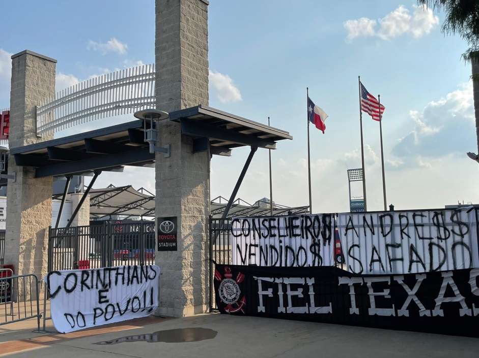 Protestos da torcida se espalharam pelo Brasil e pelo mundo nesta quarta-feira