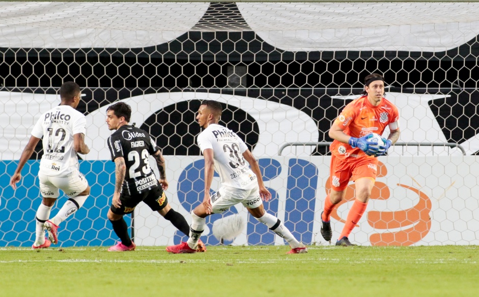 Fagner e Cássio durante partida entre Corinthians e Santos, na Vila Belmiro, pelo Brasileiro