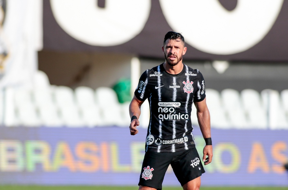 Giuliano durante partida entre Corinthians e Santos, na Vila Belmiro, pelo Campeonato Brasileiro