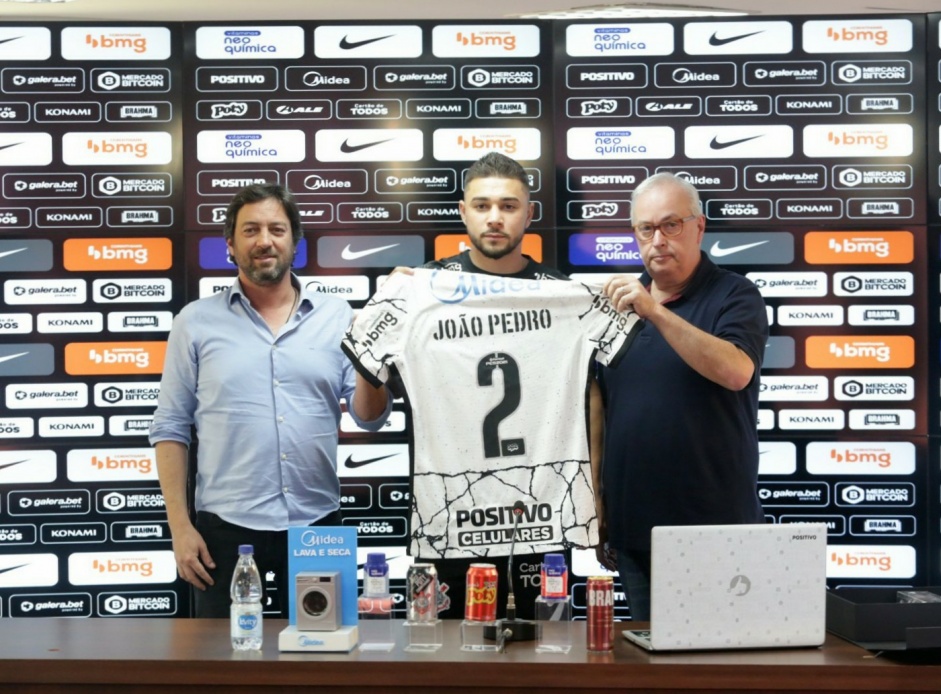 Jo�o Pedro concede coletiva no centro de treinamentos do Corinthians, CT Joaquim Grava