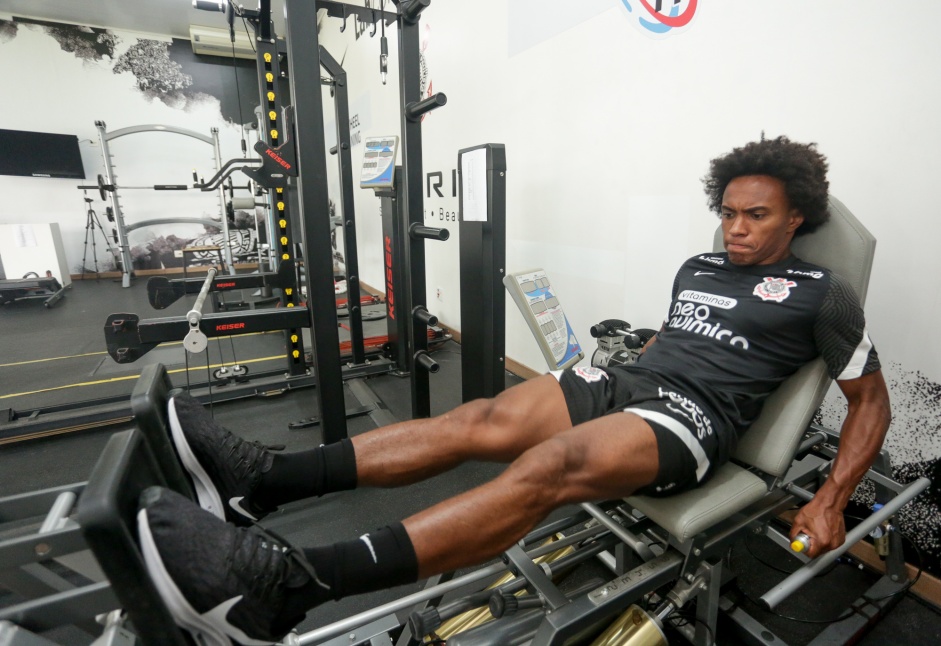 Willian j� trabalha no CT do Corinthians