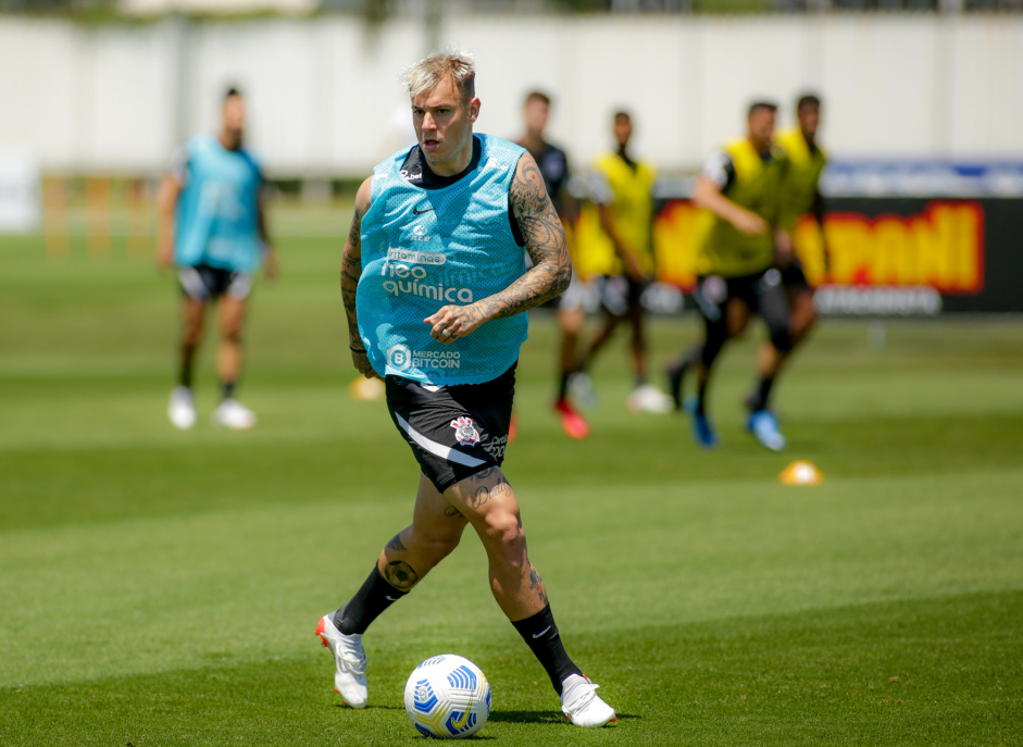 Com retornos e desfalque, Sylvinho relaciona 24 jogadores; veja lista