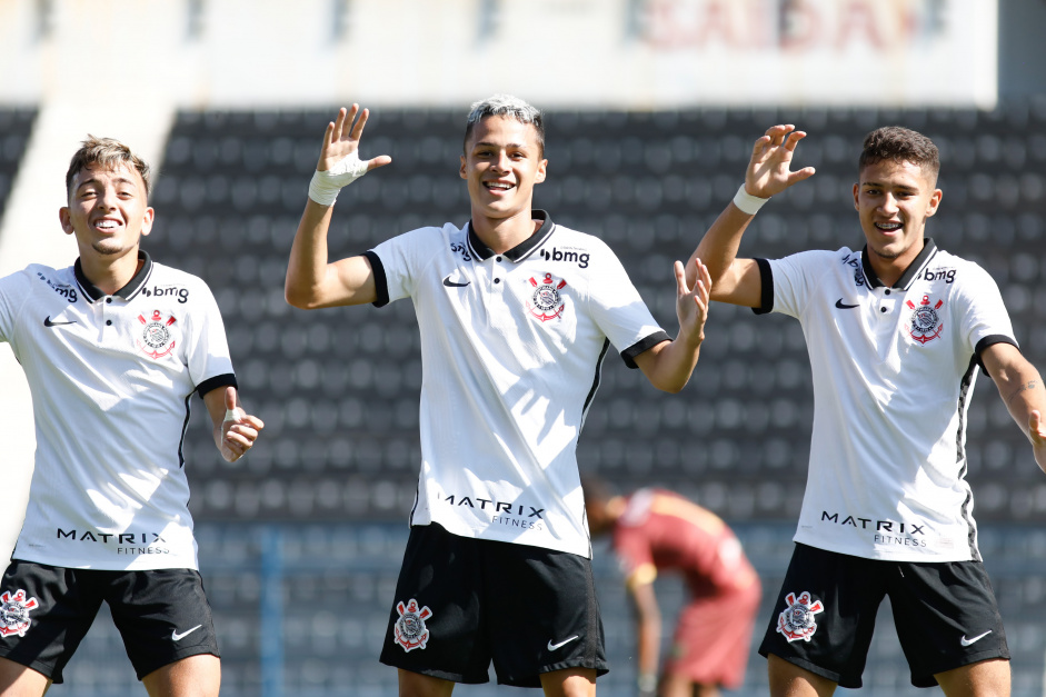 Matheus Araújo, no centro, deve renovar seu contrato com o Corinthians nos próximos dias