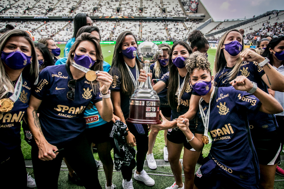 Elenco do Corinthians com a ta�a da Libertadores na Neo Qu�mica Arena