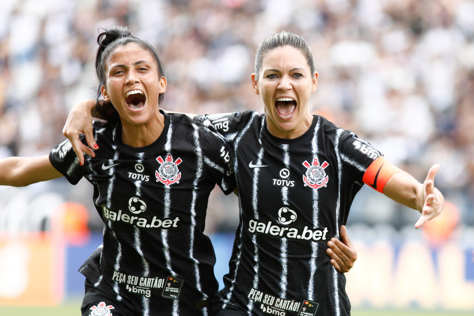 Gabi Zanotti e Jaqueline comemoram o gol do título do Corinthians