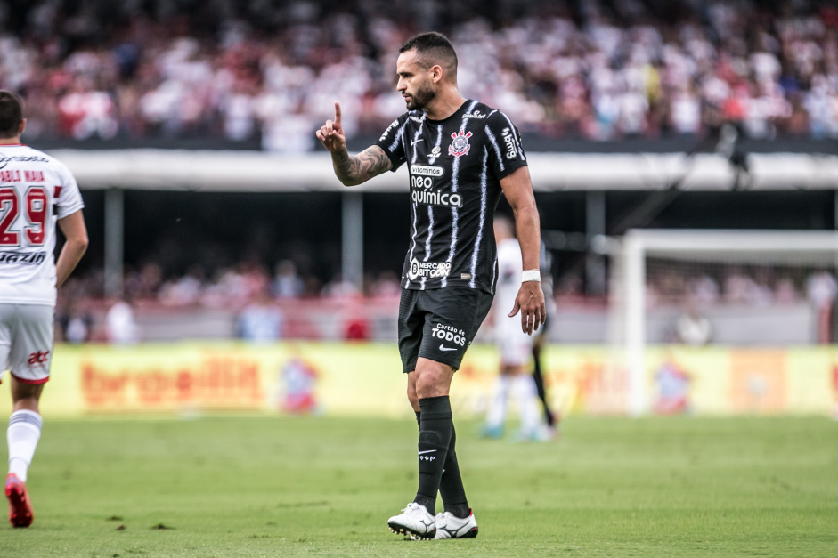Corinthians e Santos empatam em clássico polêmico e seguem