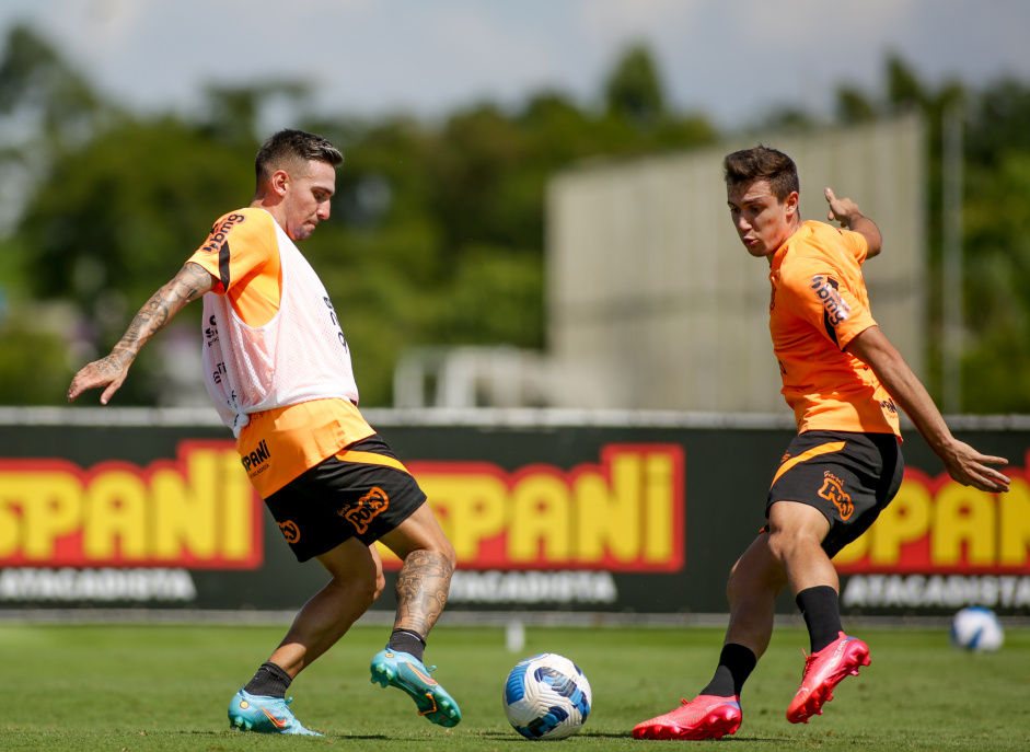 Gustavo Mosquito e Lucas Piton durante a atividade do Corinthians no CT nesta quarta-feira