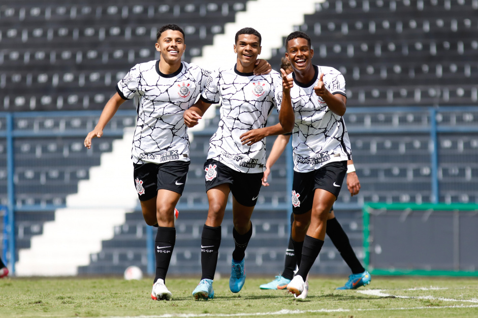 Moroni, Miguel e Patrick comemorando gol do Tim�ozinho