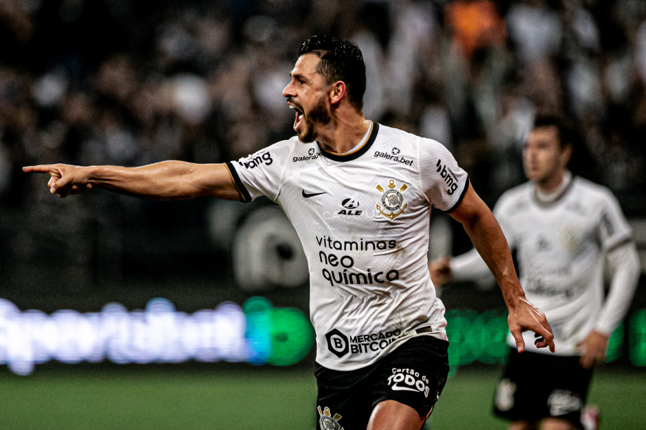Giuliano comemora seu gol  contra a Portuguesa pela Copa do Brasil
